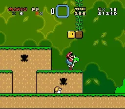 На этом снимке экрана показано, как Марио едет на Йоши на первом уровне игры. Пейзаж показывает среду джунглей с парящими блоками, разбросанными в воздухе. Интерфейс, отображаемый по углам, показывает количество жизней, которые есть у игрока, собранные монеты дракона, сохраненное усиление игрока, оставшееся время уровня, количество монет игрока и общий счет игрока.