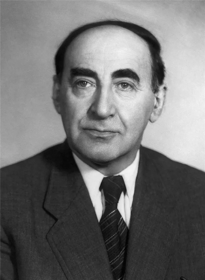 Расстроенный член Академии наук СССР Исаак Брук, 1957 год.