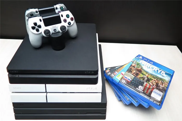 Игры для PlayStation 4 на столе рядом с диском
