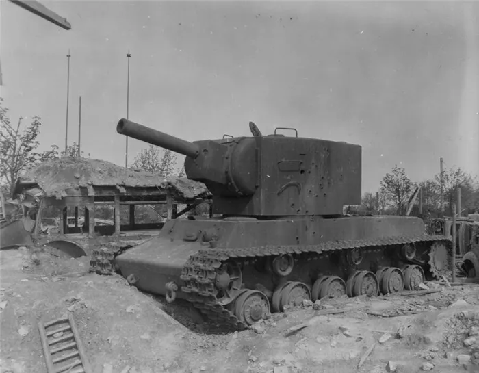 Захваченный советский танк КВ-2, использовавшийся немцами во время обороны Эссена в Западной Германии, на этот раз повторно захваченный американцами.