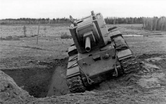 Советский танк КВ-2 в экспозиции красноармейской части на полигоне Кубинка.