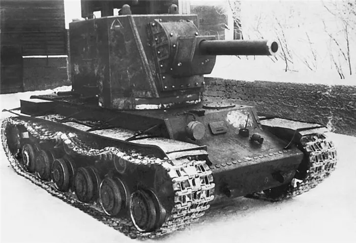 Оригинальный танк КВ с большой башней (машина У-0) перед отправкой на фронт с Кировского завода в феврале 1940 года.