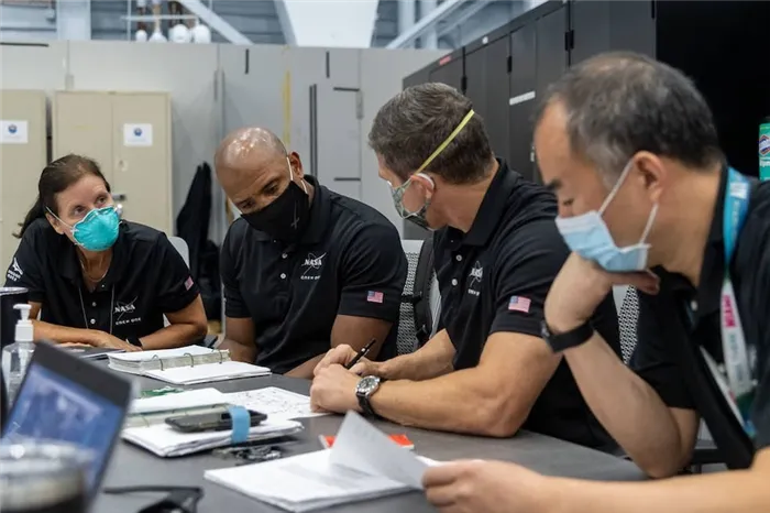 Специалист миссии Шеннон Уокер (слева), пилот Виктор Гловер и руководитель экипажа Dragon Майкл Хопкинс - все из НАСА Экипаж-1 со стартовой площадки 39А в Космическом центре имени Кеннеди НАСА во Флориде в ноябре 2020 года.
