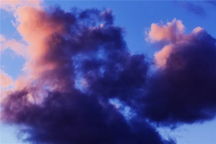 Фон из фиолетовых розовых облаков с голубым небом