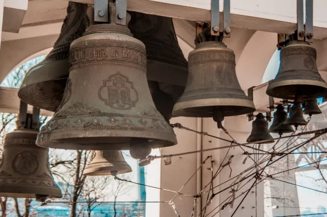 Почему звонят церковные колокола?