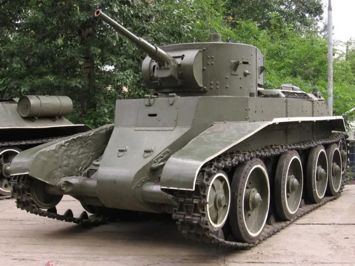 Советский колесник БТ-7-01.