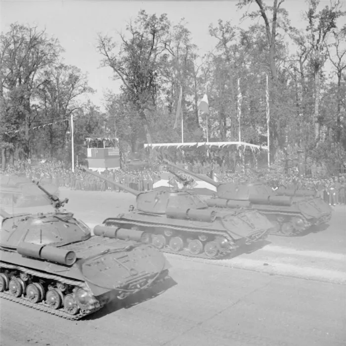 Боевой тяжелый танк с3 на параде союзников в поверженной столице Германии 7 сентября 1945 года.