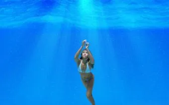 научиться задерживать дыхание под водой на длительное время