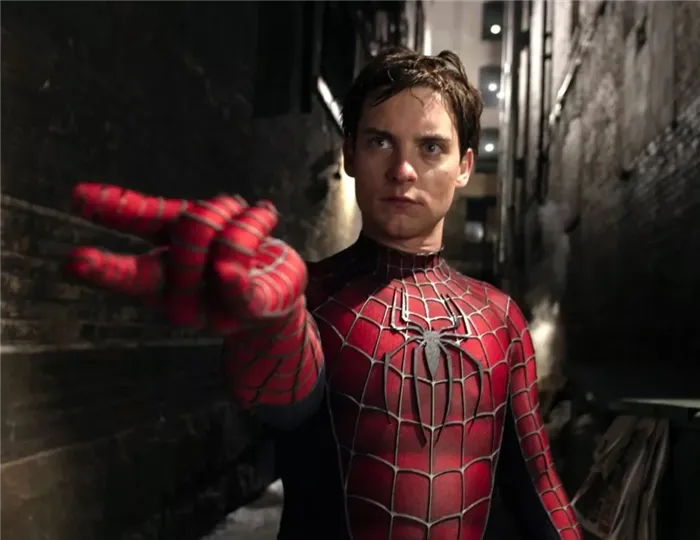 Человек-паук показывает свои пальцы.