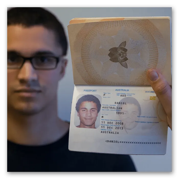 Фотография паспорта, приглашающая поддержать Discord для изменения возраста