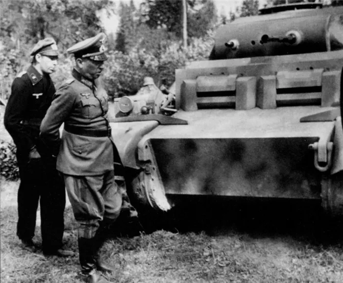 Инспекция танков у станции МГА в августе 1942 года.ОберлейтенантБетке, командир 1-го бронетанкового батальона 66-го бронетанкового батальона слева, в броневой форме - тяжелый эшелон легких танков| warspot.ru