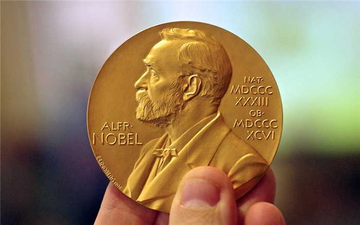 Медаль с изображением Альфреда Нобеля в руке